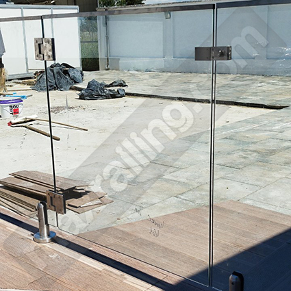 Стъклена преграда около басейн